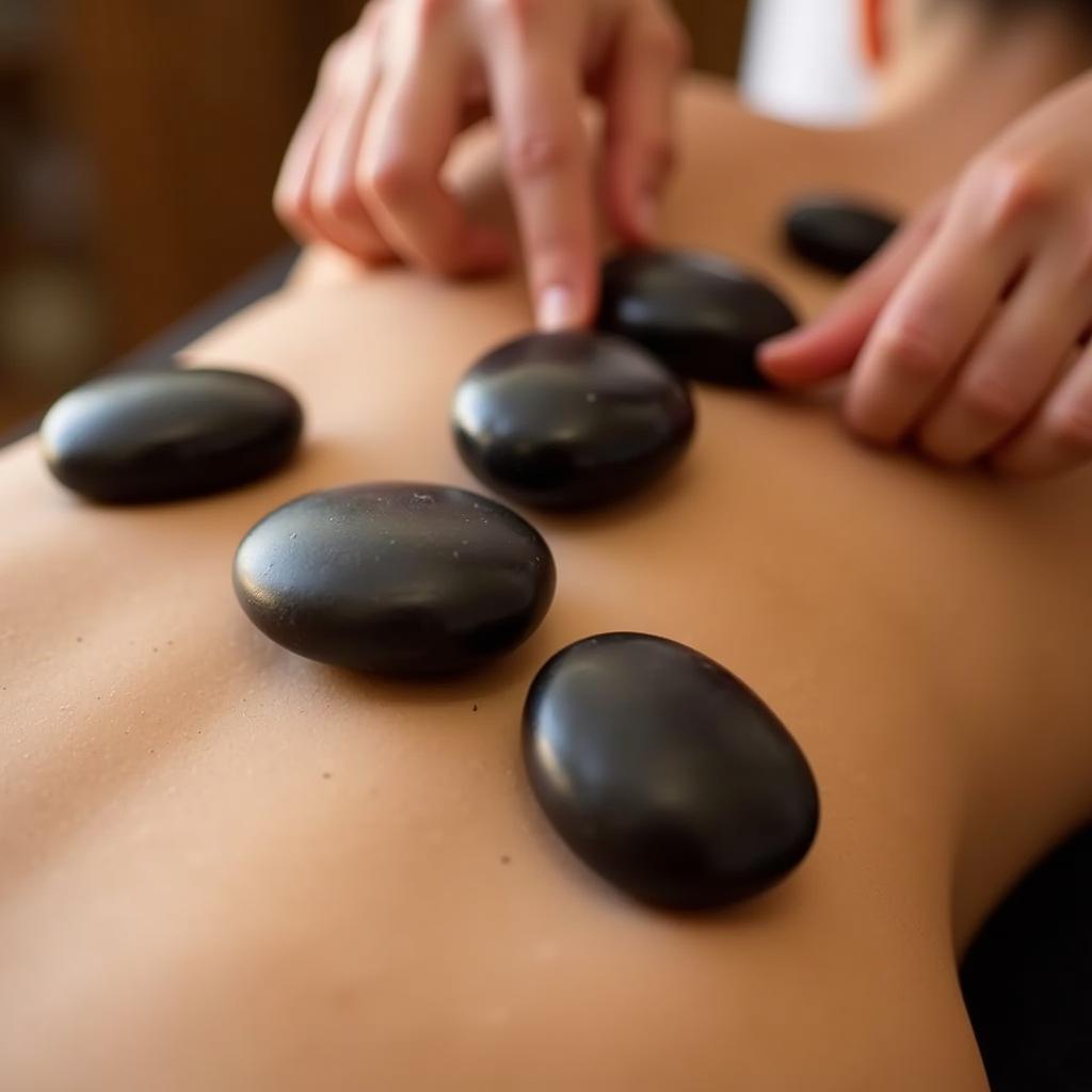 Massage đá nóng trên lưng