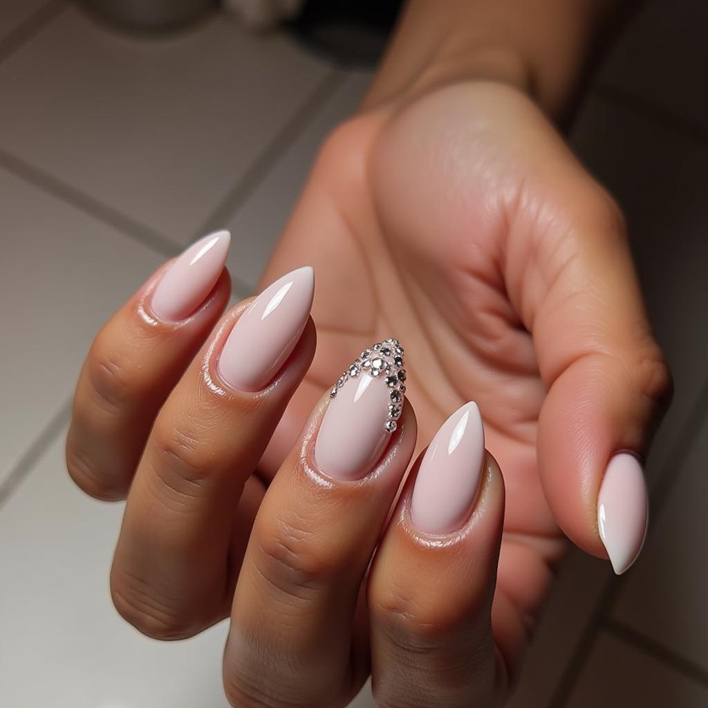 Mẫu nail đính đá đơn giản cho da ngăm